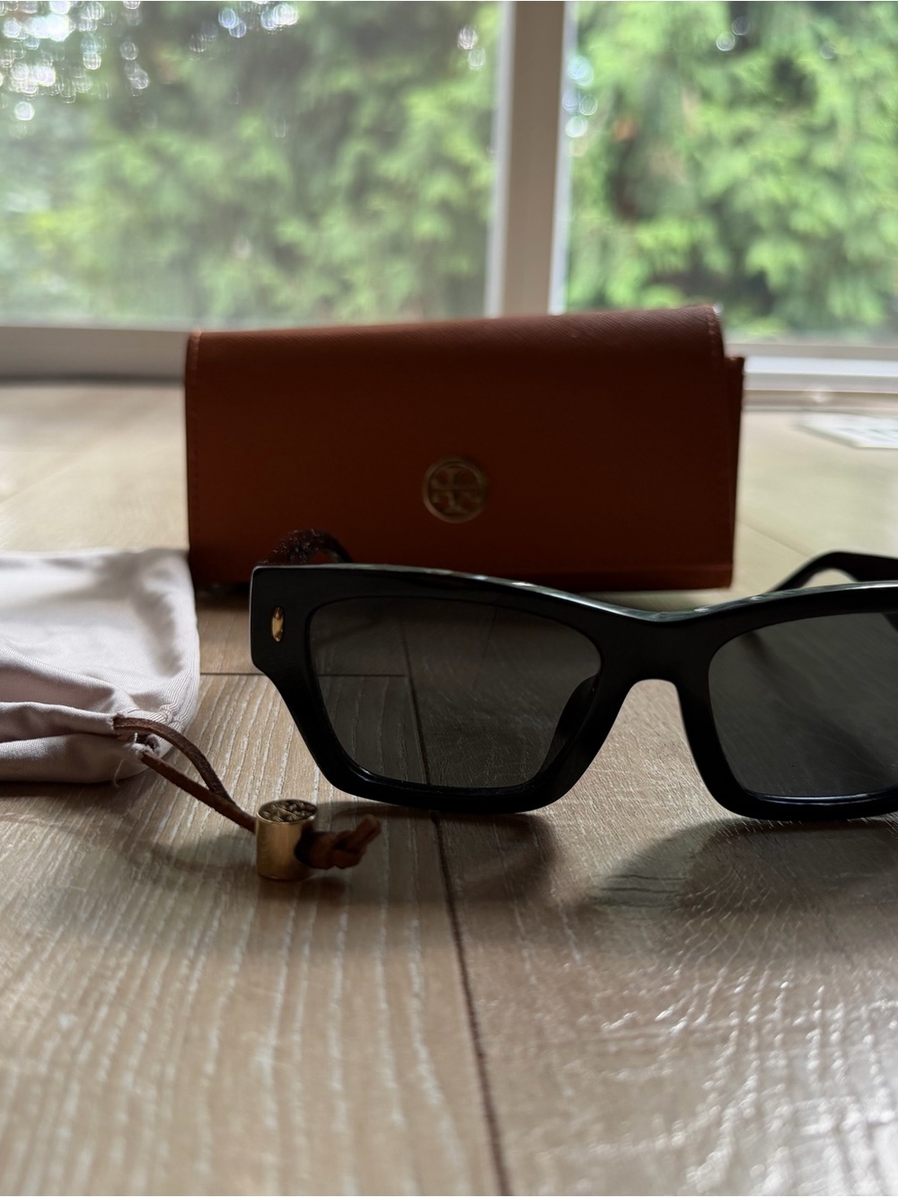 Tory Burch Black Square Sunglasses with Gold Logo - Picture 2 of 7